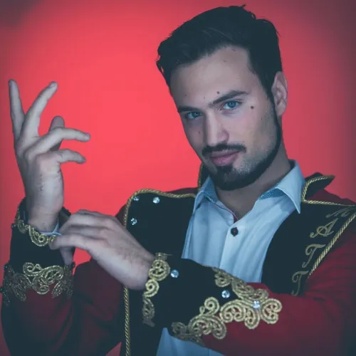Photo of performer Aaron Matthews.